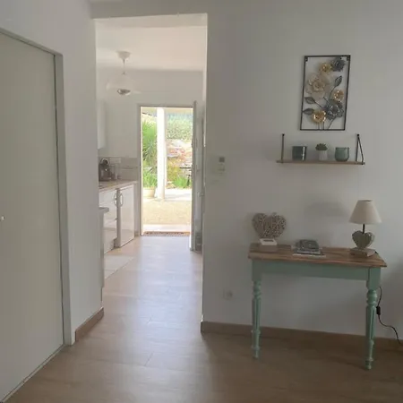 Les Romarins Apartment *